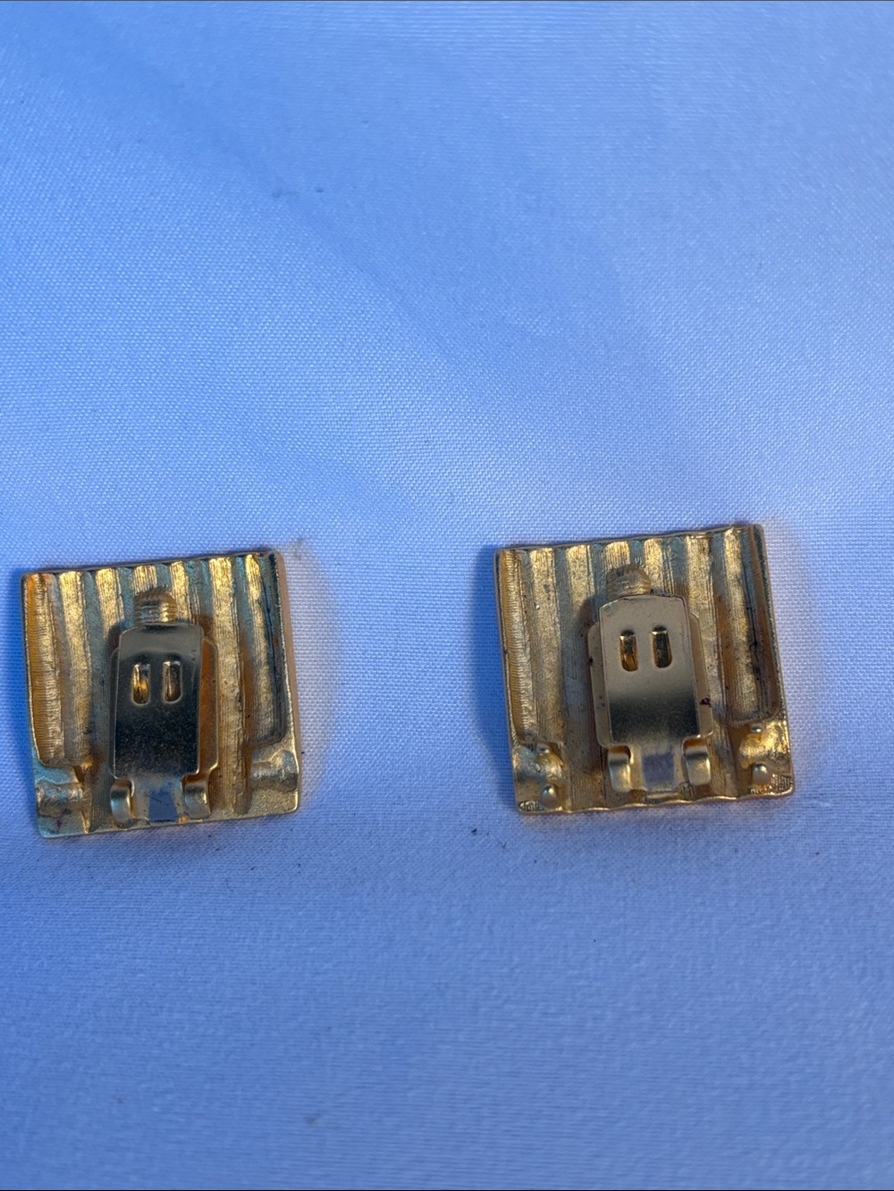 ELEGANT GOLD - TONE RIBBED SQUARE CLIP- ON EARRINGS. - Picture 3 of 6